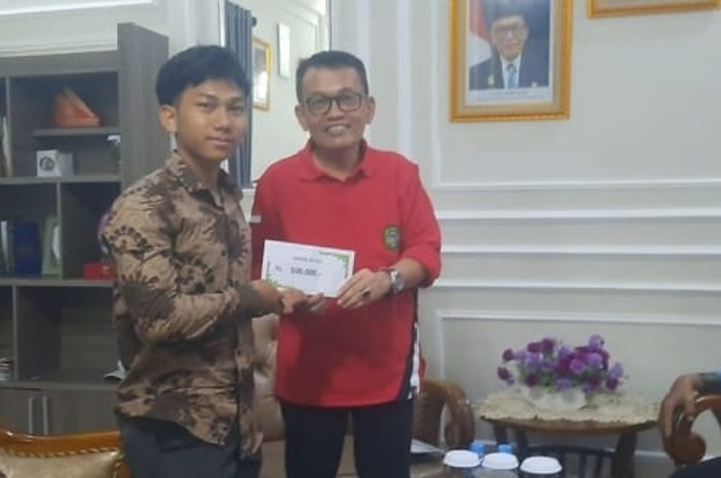 Kepala Kantor Kemenag, H. Muhlis memberikan apresiasi atas pencapaian siswa MTs YASTI dalam menyelesaikan hafalan Al-Qur&rsquo;an 30 juz.