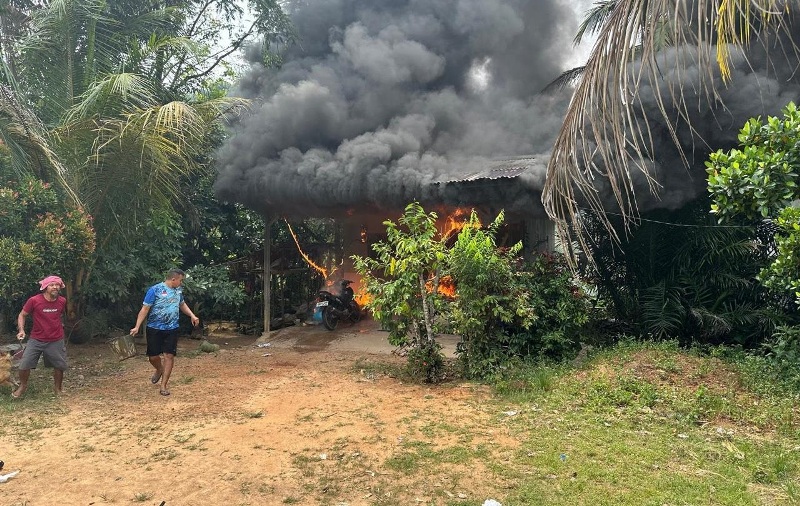 Satu rumah di Kecamatan Toba ludes terbakar dan kerugian ditaksir lebih kurang Rp200 juta.
