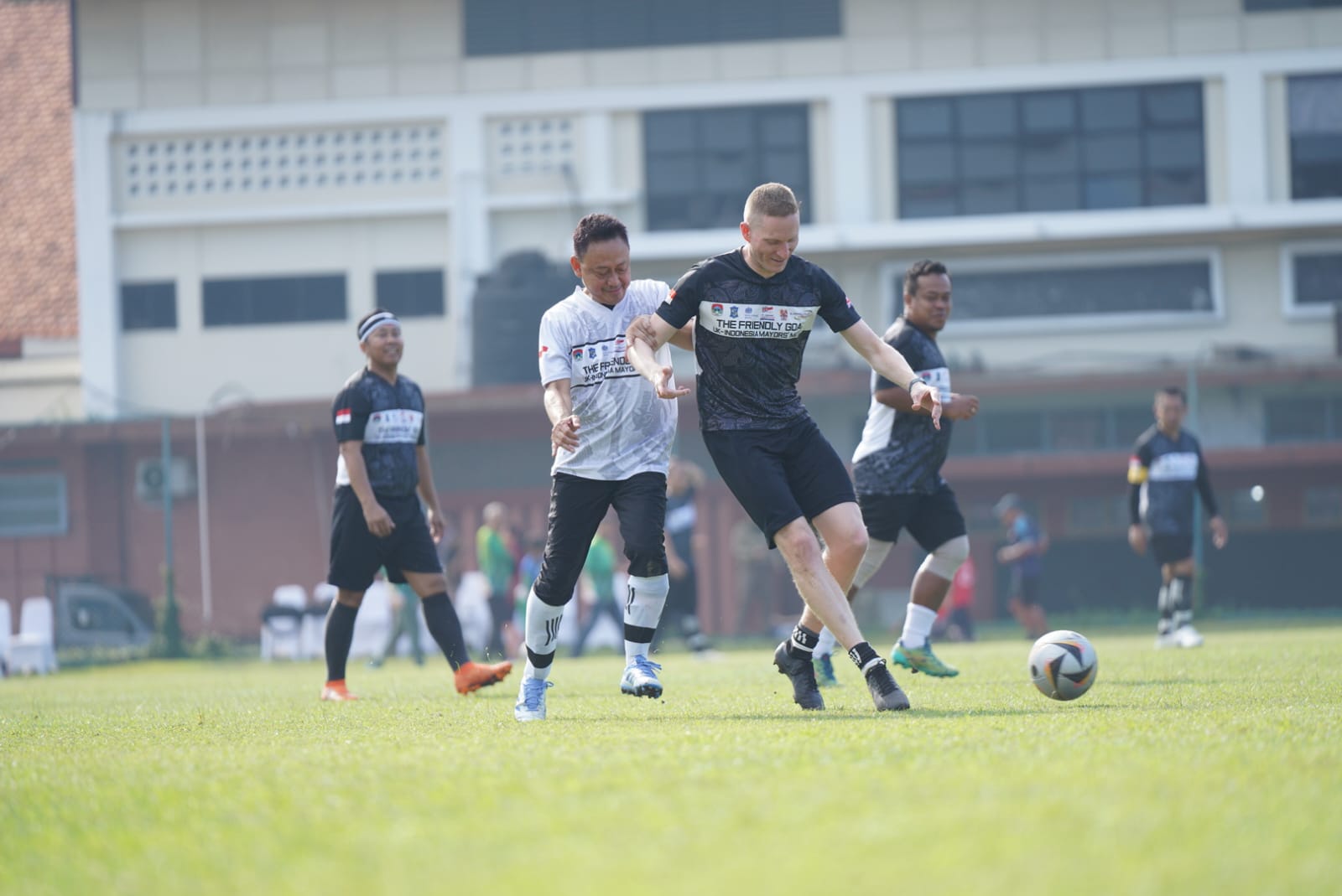 REBUT BOLA: Wali Kota Edi Kamtono saat merebut bola dalam pertandingan sepak bola antar wali kota di Apeksi Surabaya. Pertandingan berlangsung seru!