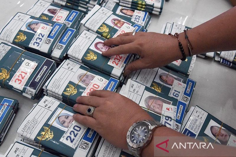 Petugas menata dokumen paspor dan visa jamaah calon haji di Asrama Haji Pondok gede, Jakarta Timur, Kamis (1/5/2025). 