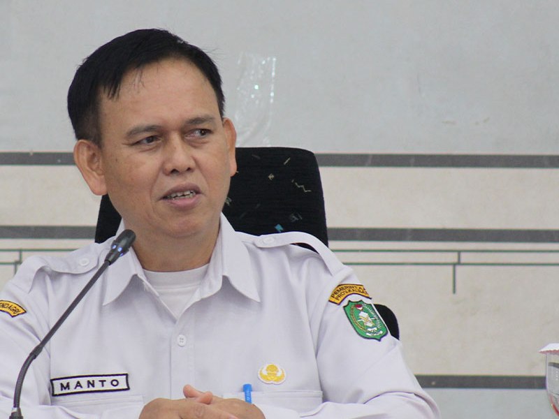 Kepala Kesbangpol Kalbar, Manto.