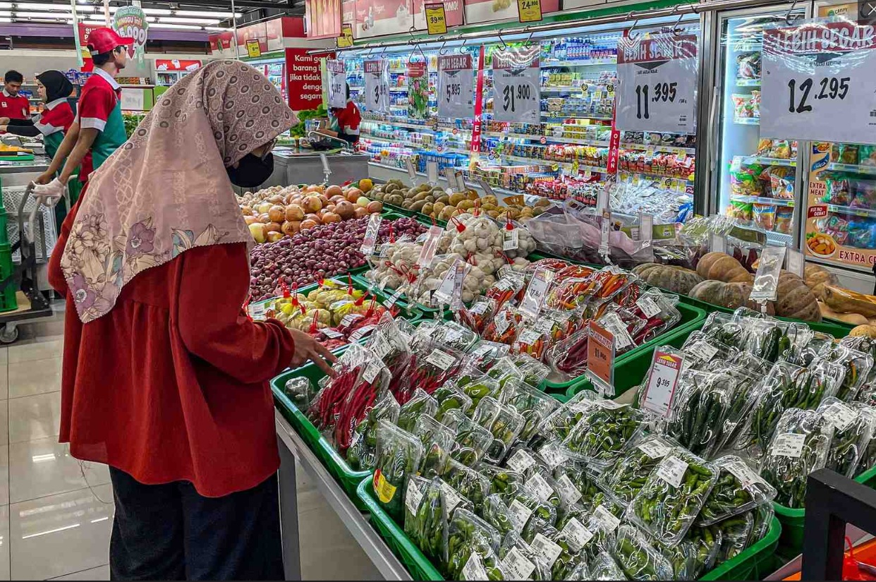 Warga berbelanja di salah satu gerai supermarket modern di kawasan Depok, Jawa Barat, Rabu (1/1/2025). Pertumbuhan ekonomi Indonesia pada kuartal I tahun 2025 berada pada level 4,87 persen.