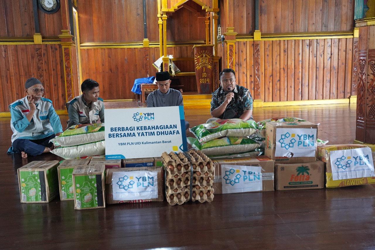 Tim YBM dan TJSL UID Kalbar saat mengunjungi Pondok Pesantren Baitul Hikmah dan menyerahkan bantuan sembako untuk meringankan beban dan mendukung kesejahteraan pesantren.