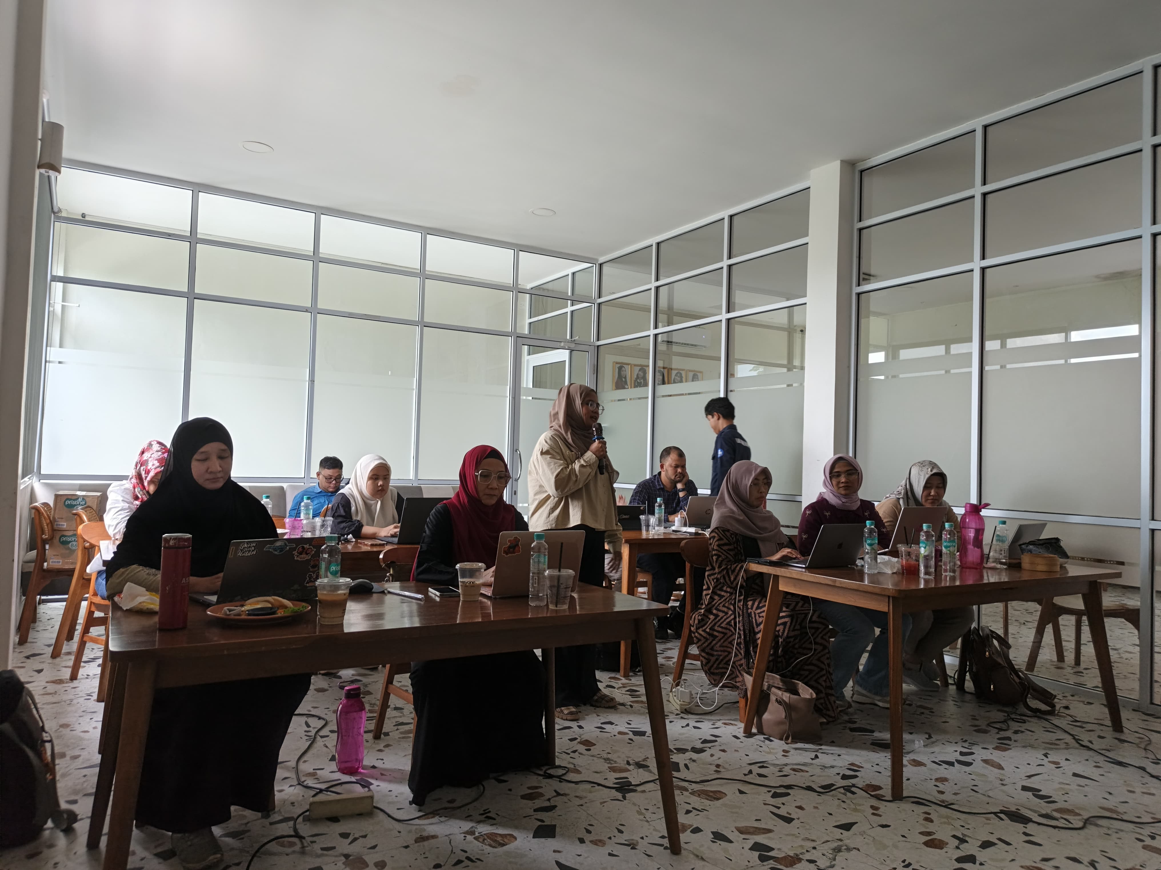 PELATIHAN: Fisipol Untan dan AJI saat melatih sejumlah dosen menggunakan AI untuk kepentingan riset serta cek fakta.