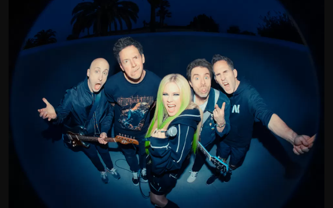 Avril Lavigne bersama dengan Simple Plan