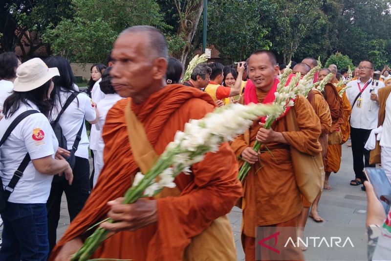 LINTAS NEGARA: Para Biksu Thudong memasuki halaman Candi Borobudur dan menerima bunga sedap malam, Sabtu (10/5).