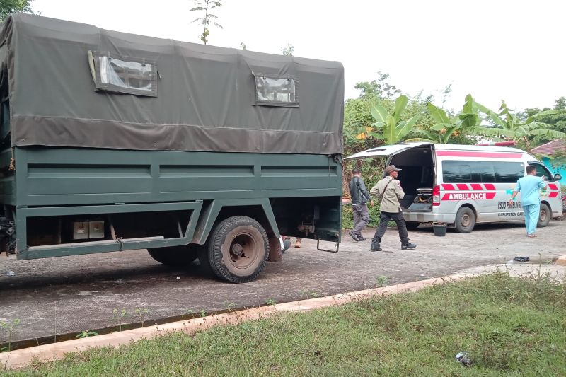 Petugas mengevakuasi korban ledakan di Kecamatan Cibalong, Kabupaten Garut, Jawa Barat, Senin (12/5/2025).
