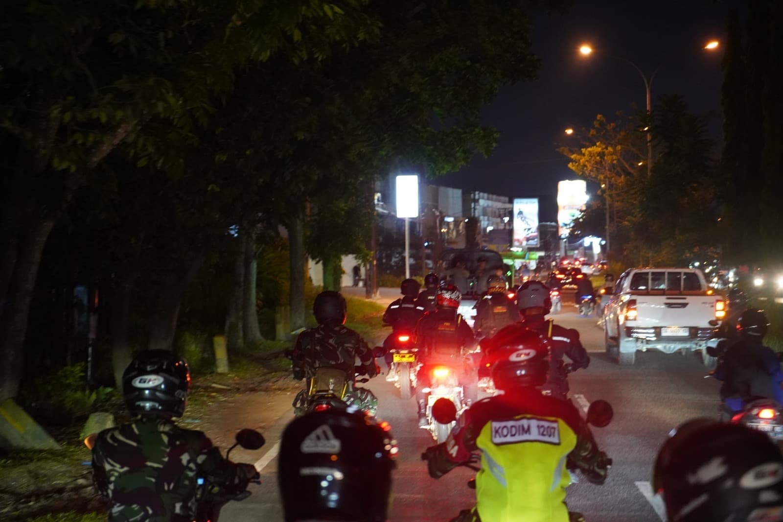SINERGI: Patroli gabungan skala besar Polres Kubu Raya dan TNI pada Minggu malam (11/5) untuk mengantisipasi aksi premanisme yang meresahkan warga.