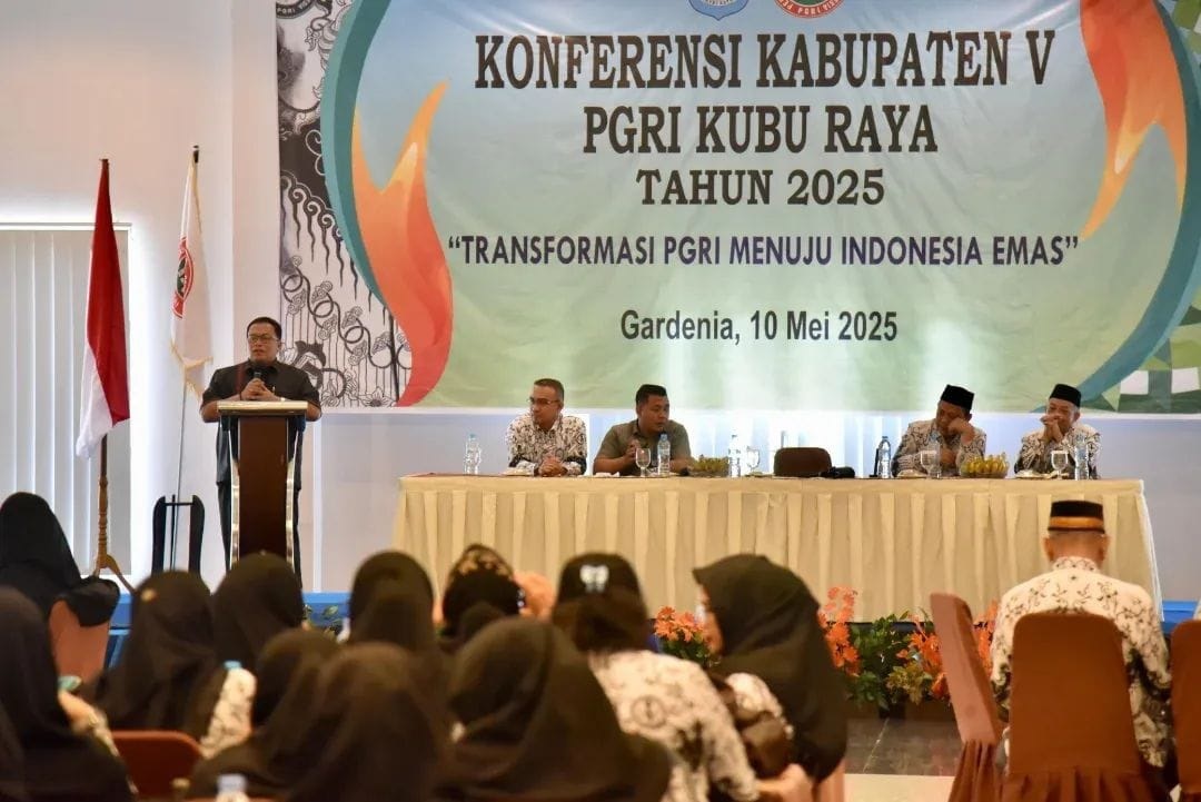 SAMBUTAN: Wabup Kubu Raya, Sukiryanto memberikan sambutan dan arahan saat menghadiri Konferensi Kabupaten V PGRI Kubu Raya di Gardenia Resort, Kubu Raya, Sabtu (10/5).