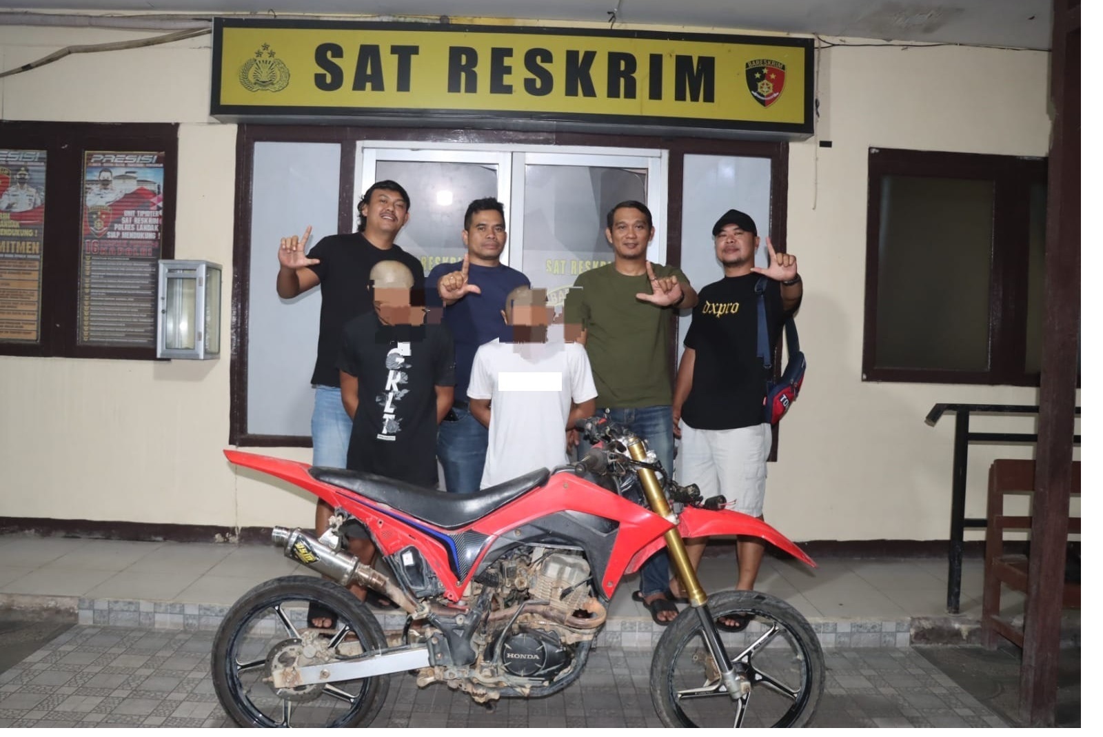 DIAMANKAN: Pelaku pencurian kendaraan bermotor dan barang buktinya saat diamankan tim Jatanras Polres Landak.