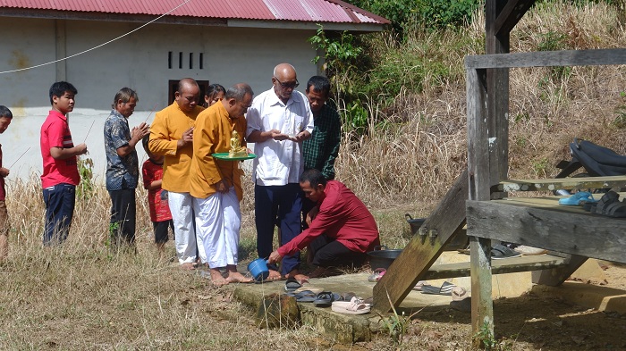 PERINGATAN WAISAK: Umat Buddha di Kabupaten Landak saat melaksanakan ibadah peringatan Hari Raya Waisak tahun 2025 di Vihara Saddana Ratana Dusun Saleh, Desa Aur Sampuk, Kecamatan Sengah Temila.
