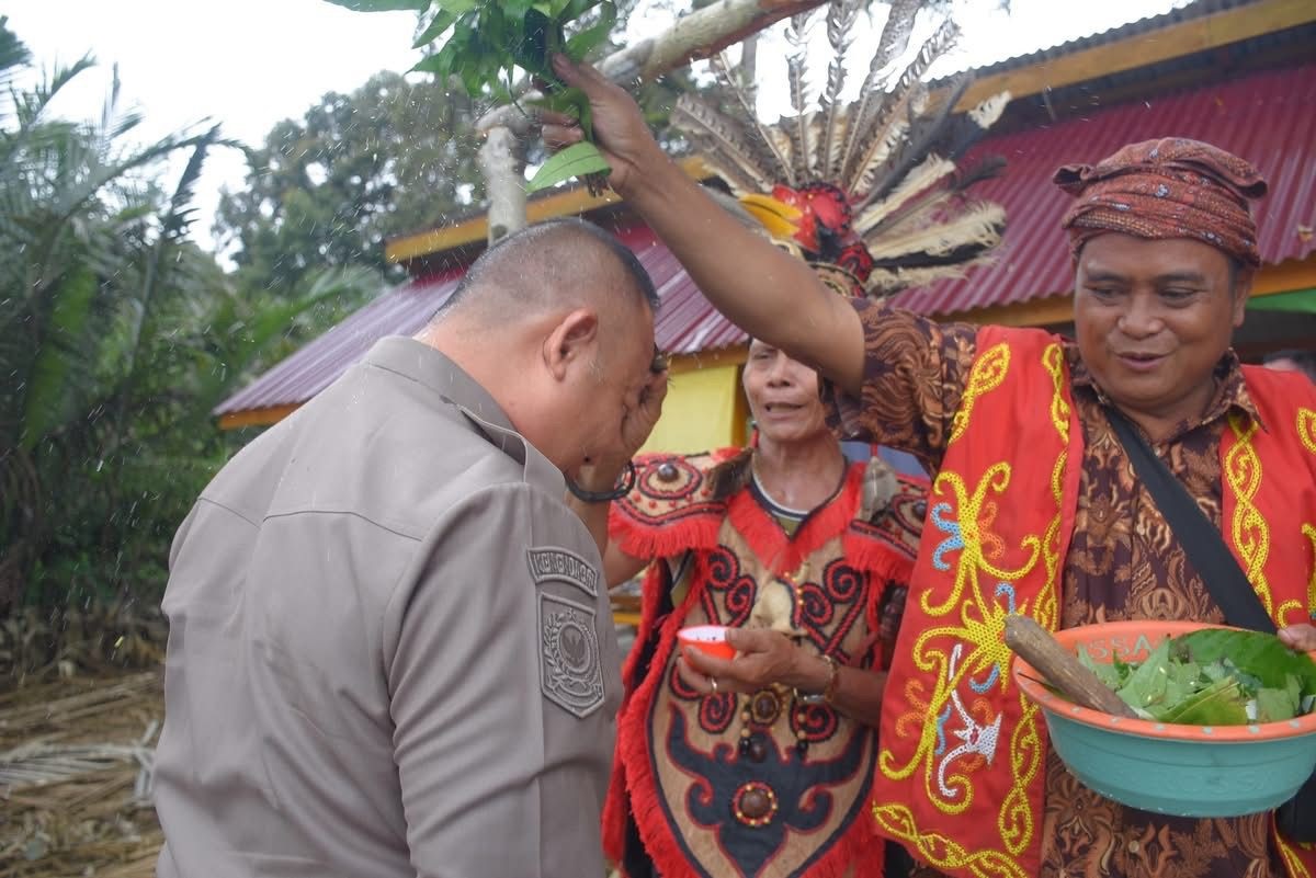 RITUAL ADAT: Bupati Ketapang, Alexander Wilyo, mengikuti ritual adat saat mengunjungi Desa Sekucing Kualan, Kecamatan Simpang Hulu, Kamis (8/5) lalu.
