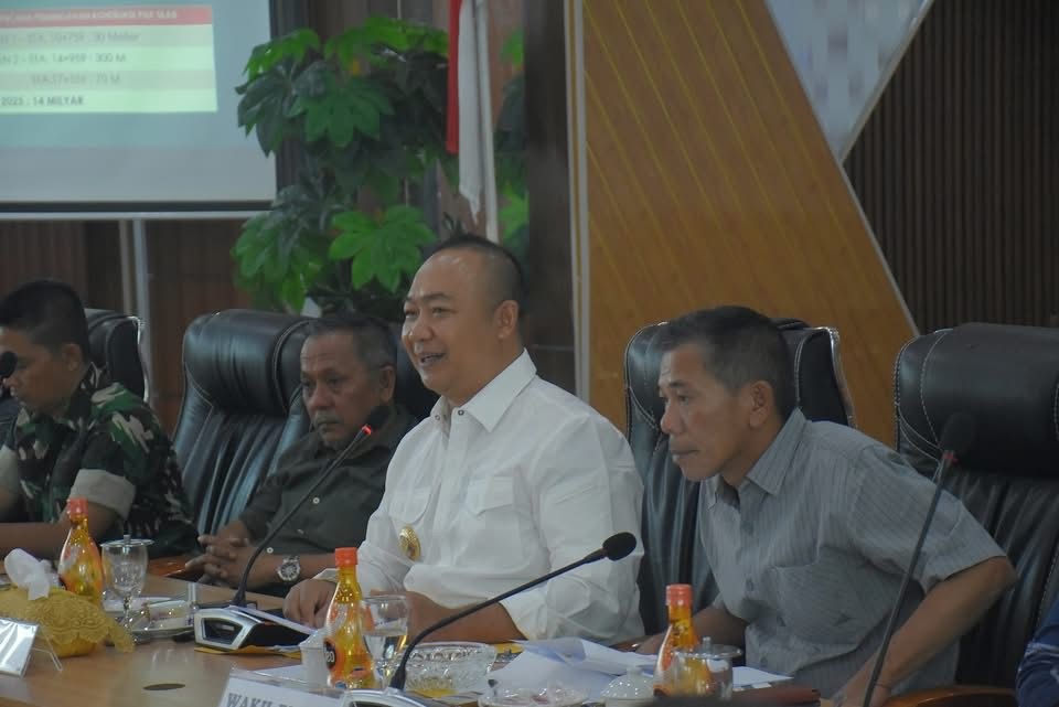 ARAHAN: Bupati Ketapang, Alexander Wilyo, memberikan arahan saat memimpin rapat penanganan ruas Jalan Pelang-Batu Tajam, Sabtu (10/5).