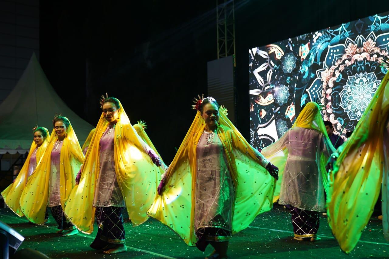 FESTIVAL SENI: Para penari dari Kota Pontianak menampilkan Tari Sulam Kalengkang di ajang Indonesian International Arts Festival di Surabaya.