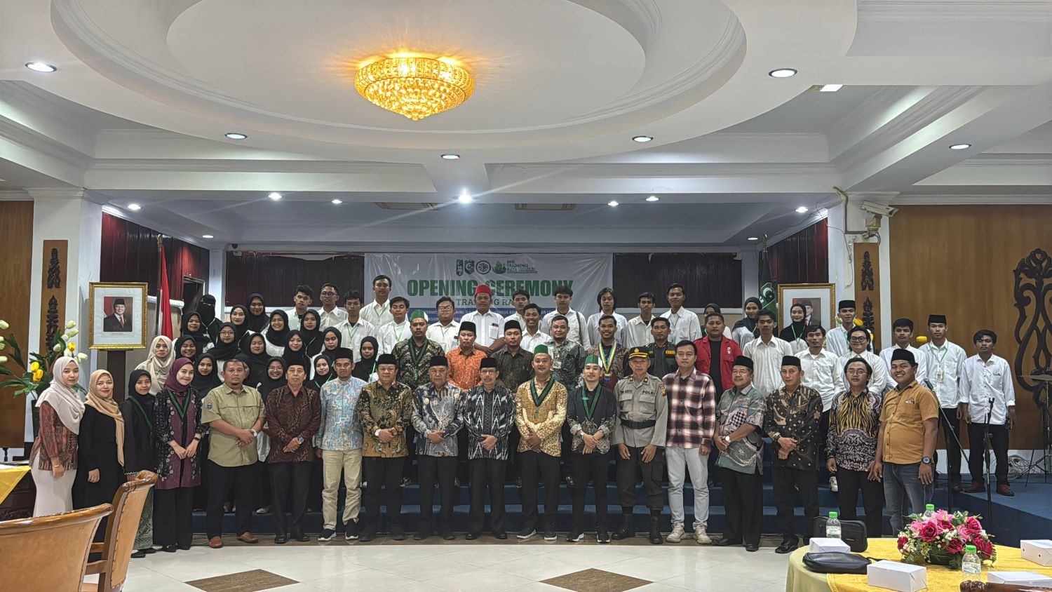 PESERTA: Wabup Mempawah Juli foto bersama peserta training raya HMI.
