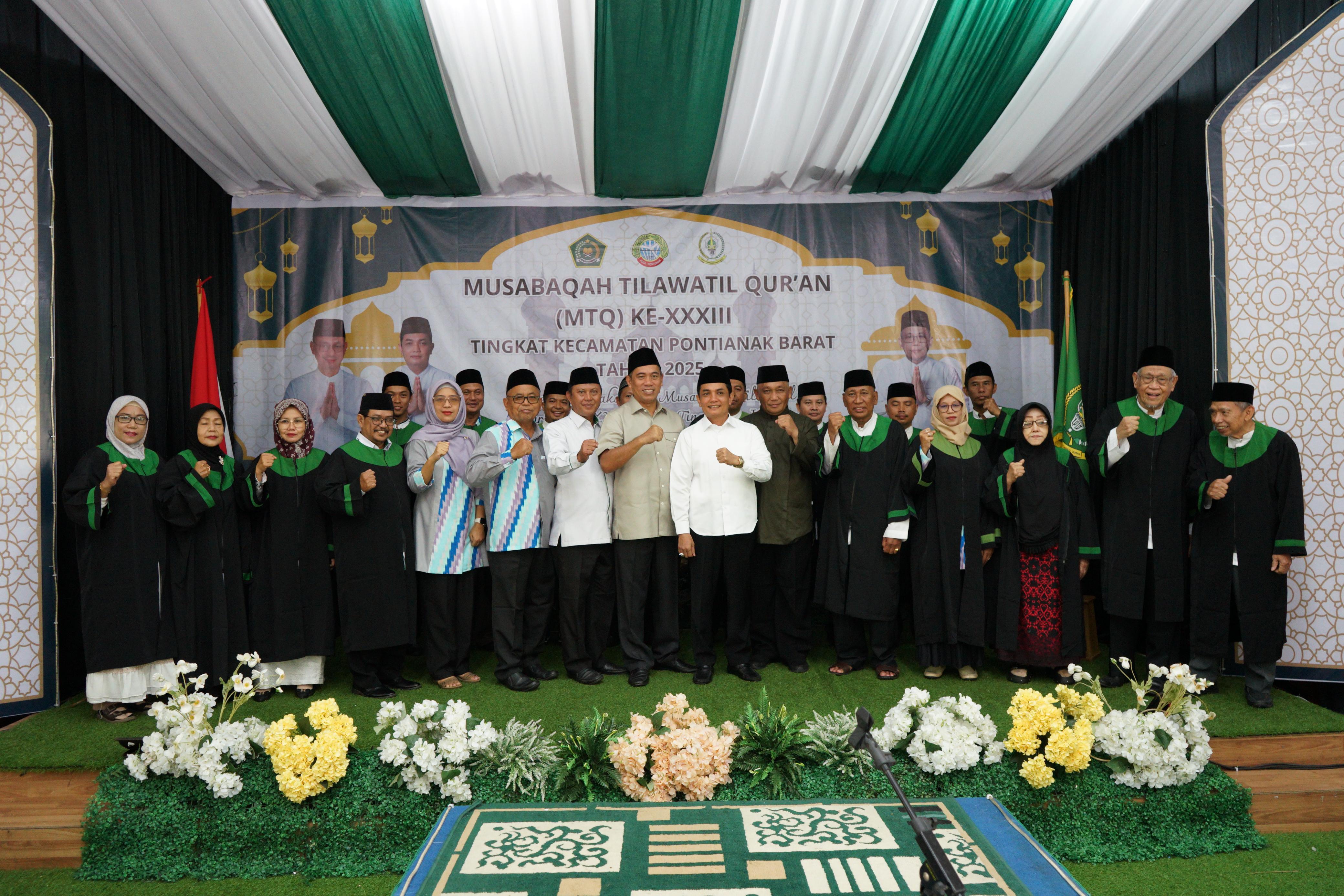 BUKA: Foto bersama Wakil Wali Kota Pontianak Bahasan usai membuka pelaksanaan MTQ ke-33 Tingkat Kecamatan Pontianak Barat.