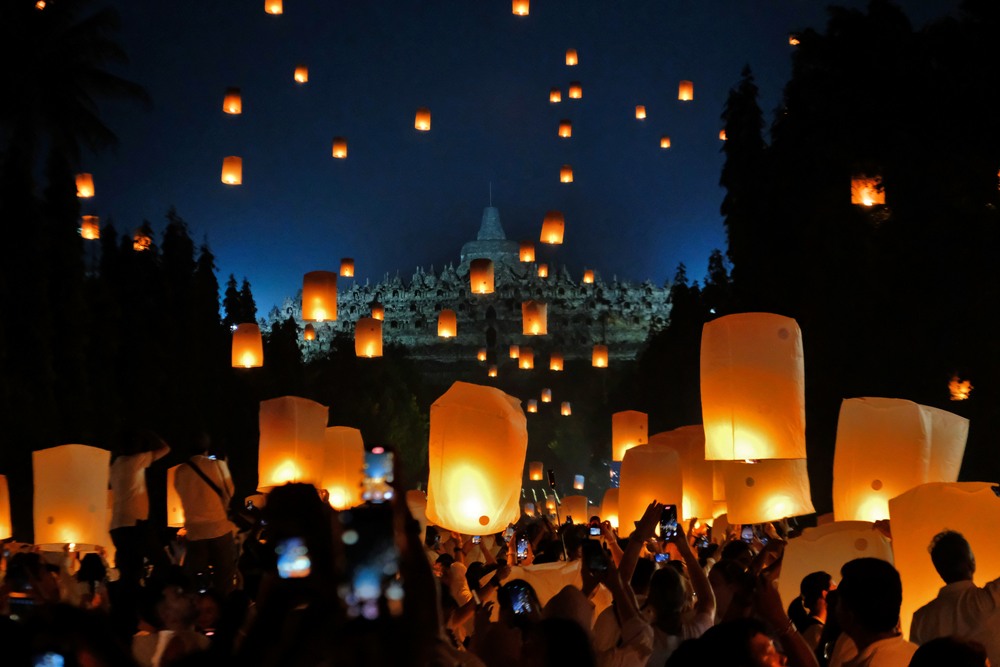 Peserta menerbangkan lampion saat Festival Lampion Waisak 2025 di Marga Utama kompleks Taman Wisata Candi (TWC) Borobudur, Magelang, Jawa Tengah, Senin (12/5/2025).