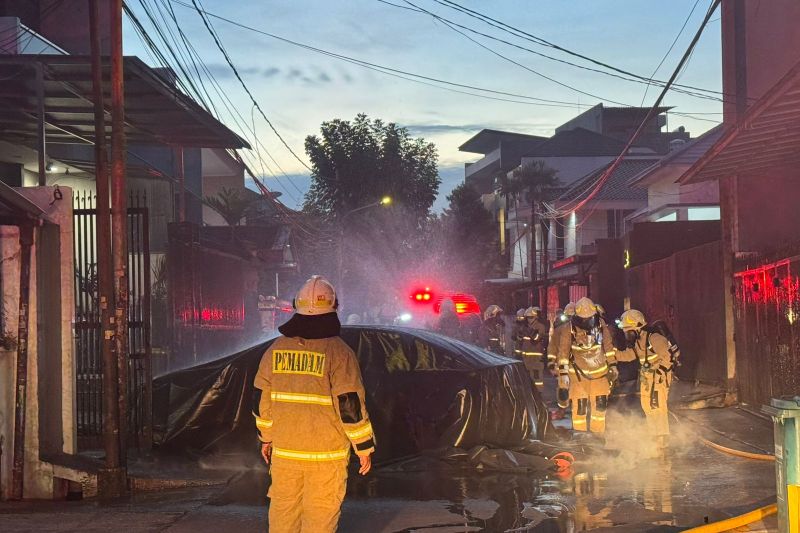 Ilustrasi: Pemadaman BYD Seal yang terbakar.