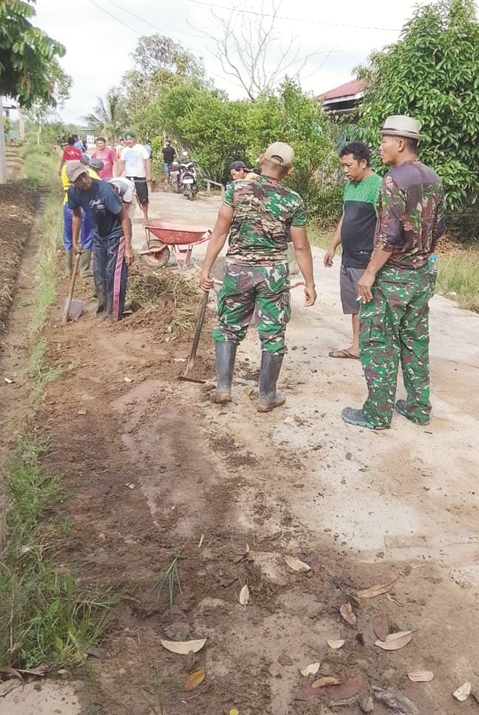 KEBERSIHAN : Gotong royong masyarakat di Desa Sungai Ringin, Sekadau salah bentuk mendukung  program meningkatkan kebersihan lingkungan di tingkat desa.
