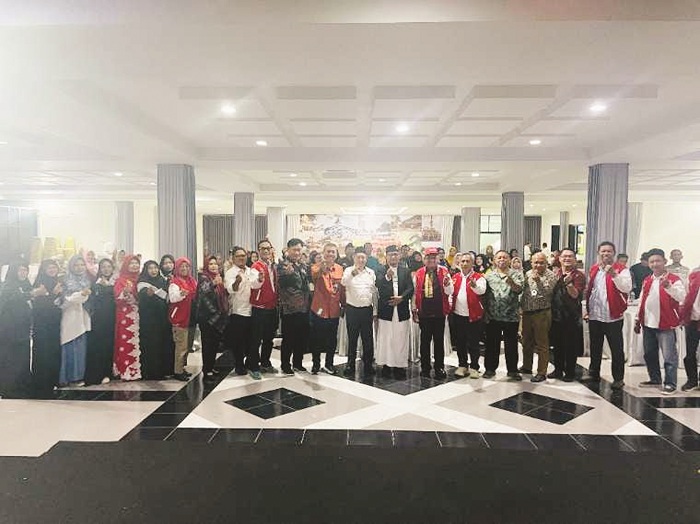 PELATIHAN :  Para pengurus Ikatan Alumni Universitas Hasanuddin Wilayah Kalimantan Barat bersama Majelis Daerah KAHMI dan Majelis Daerah Forhati Singkawang dan BKKBN Kalbar.