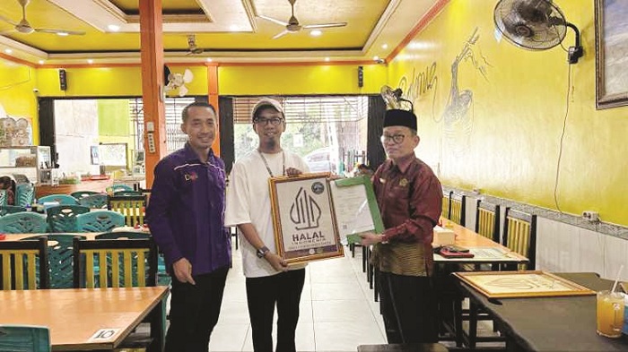 SERTIFIKAT : Kepala Kantor Kementerian Agama (Kemenag) Kota Singkawang Muhlis kembali menyerahkan sertifikat halal reguler kepada lima pengusaha di Singkawang.