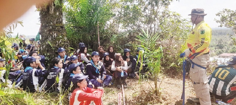 LATIHAN : Para peserta mengikuti latihan dasar Refling dalam kegiatan Raimuna Ranting Nanga Pinoh, Minggu (11/5)