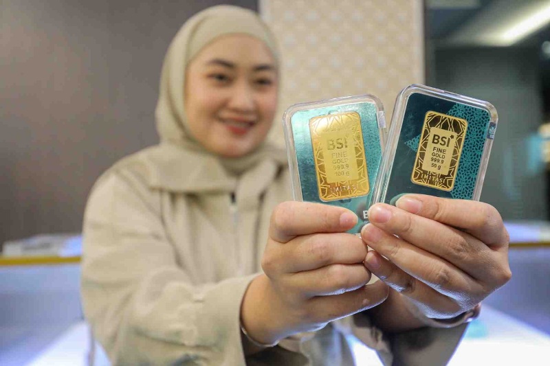 Karyawan menunjukkan produk emas BSI di Gedung BSI, Jakarta, Rabu (5/3/2025). Bank Emas menjadi new game changer bagi BSI untuk mengelola dan mengoptimalkan ekosistem dan bisnis emas.