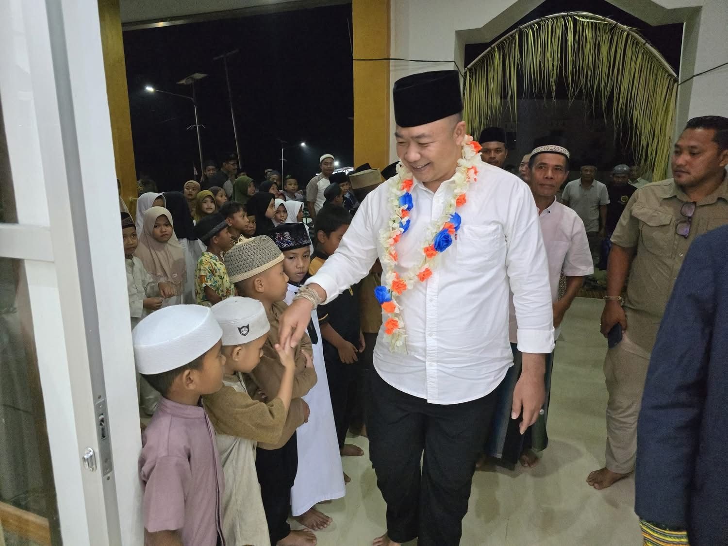 SILATURAHMI: Bupati Ketapang, Alexander Wilyo, bersilaturahmi dengan masyarakat Desa Balai Pinang, Kecamatan Simpang Hulu, beberapa waktu lalu.