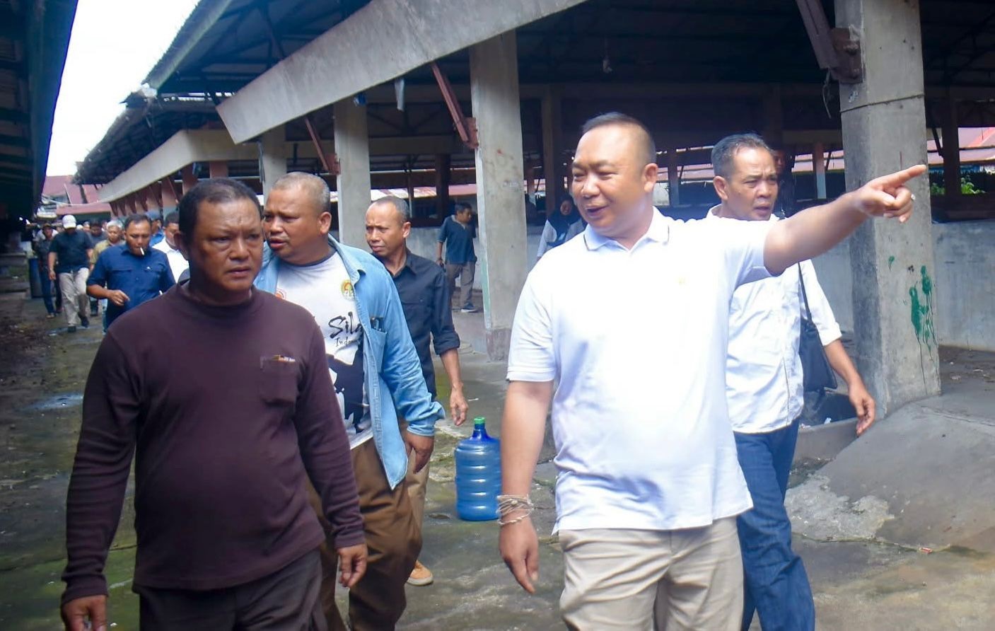 TINJAU: Bupati Ketapang, Alexander Wilyo, meninjau Pasar Rangge Sentap, Senin (12/5).