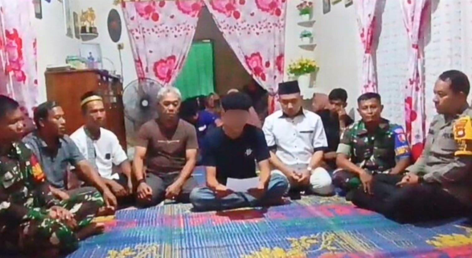 MEDIASI: Penyelesaian secara damai dilakukan MF (15) yang mengancam operator alat berat dalam proyek normalisasi saluran parit di Jalan Parit Bugis.