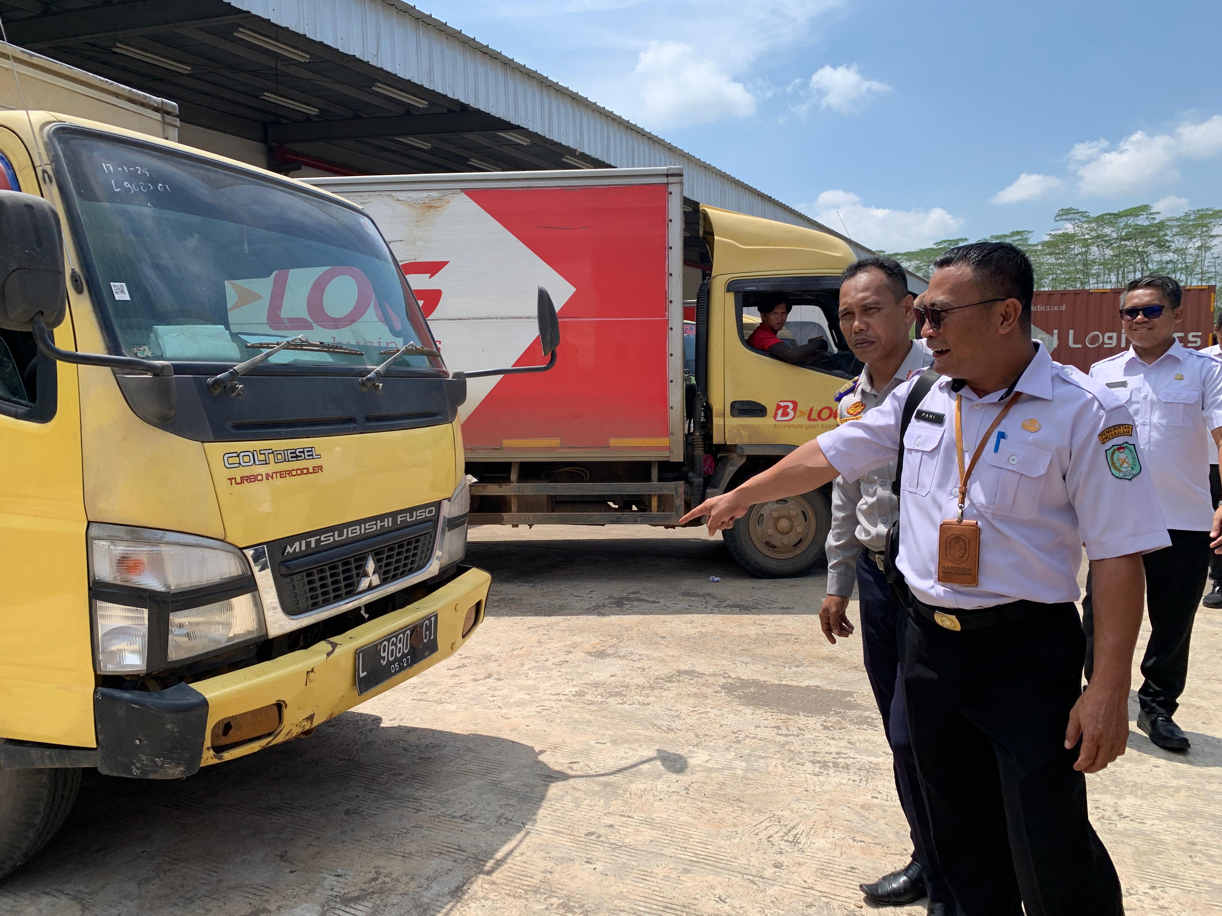 SIDAK : Kepala Bidang Pajak Bapenda Kalbar, Fanny Meivyanto saat sidak kendaraan pelat luar Kalbar di salah satu perusahaan, Kabupaten Kubu Raya, belum lama ini.