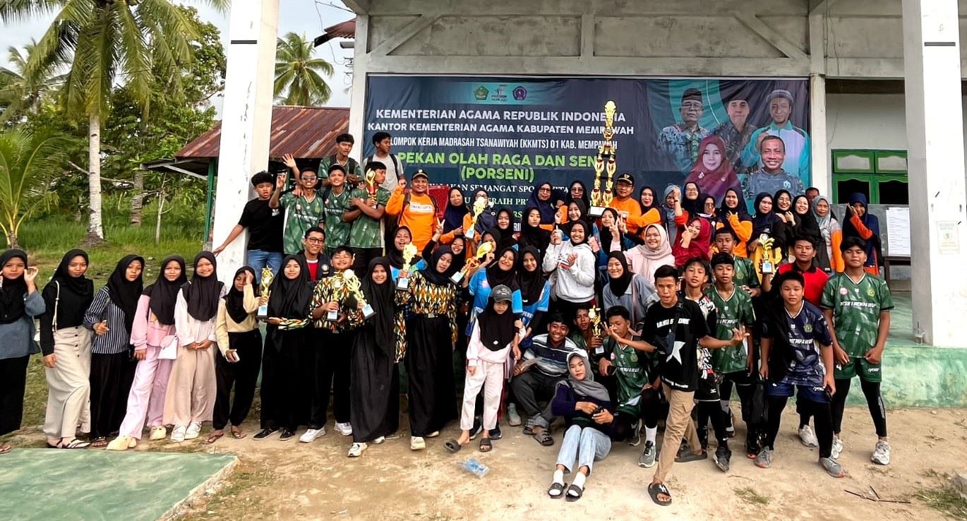 JUARA : MTs Negeri 1 Mempawah tampil sebagai juara umum dalam Pekan Olahraga dan Seni (PORSENI) KKMTs 01.