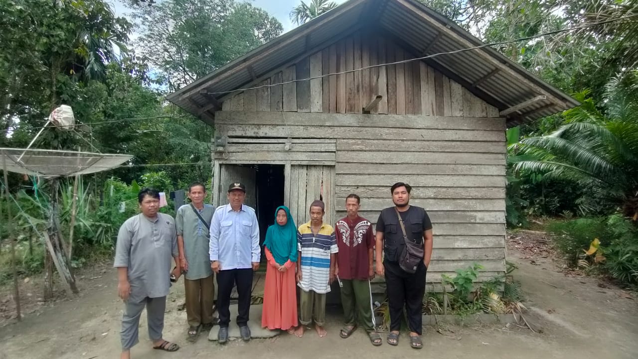 Ketua Baznas Kecamatan Sungai Pinyuh saat mengunjungi kediaman Yanto, warga Dusun Pak Nungkat yang rumahnya masuk dalam program bedah rumah.