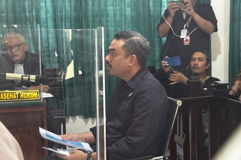 Menteri Usaha Mikro, Kecil, dan Menengah (UMKM) Maman Abdurrahman memberi keterangan dalam persidangan di Pengadilan Negeri Banjarbaru, Kalimantan Selatan, Rabu (14/5/2025).
