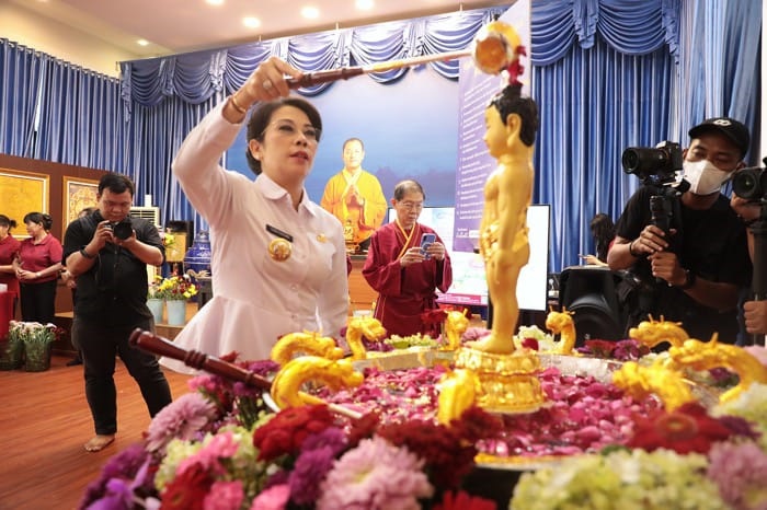 WAISAK: Tjhai Chui Mie (TCM) saat mengikuti peringatan Hari Raya Tri Suci Waisak 2569 BE/2025.