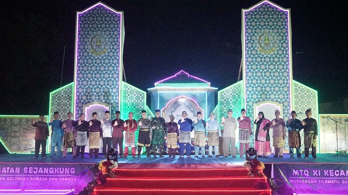 PEMBUKAAN: Pembukaan MTQ tingkat kecamatan di Kabupaten Sambas. Diharapkan, ajang ini mampu membina generasi muda yang cinta Al-Qur&rsquo;an.