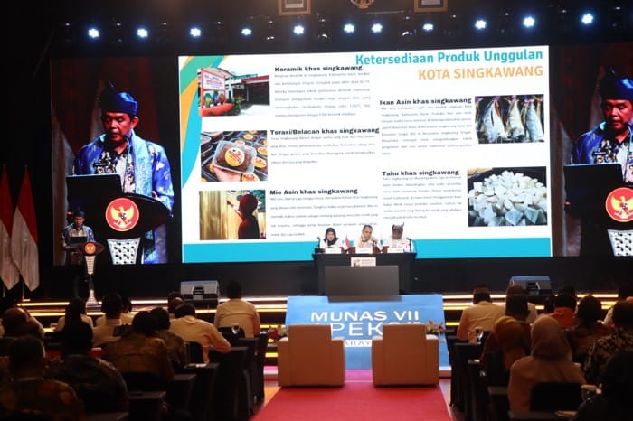 PAPARKAN: Wakil Wali Kota Singkawang, Muhammadin, memaparkan kesiapan Kota Singkawang sebagai tuan rumah HUT Apeksi 2026 di hadapan para Wali Kota se-Indonesia.