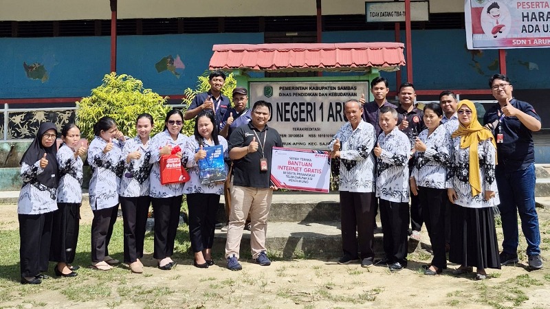 Manager Bisnis THC (Zoehfikar) dan tim Commercial melakukan Serah Terima Bantuan Internet Gratis ke Kepala Sekolah SDN 1 Aruk (Iyus) beserta jajaran.
