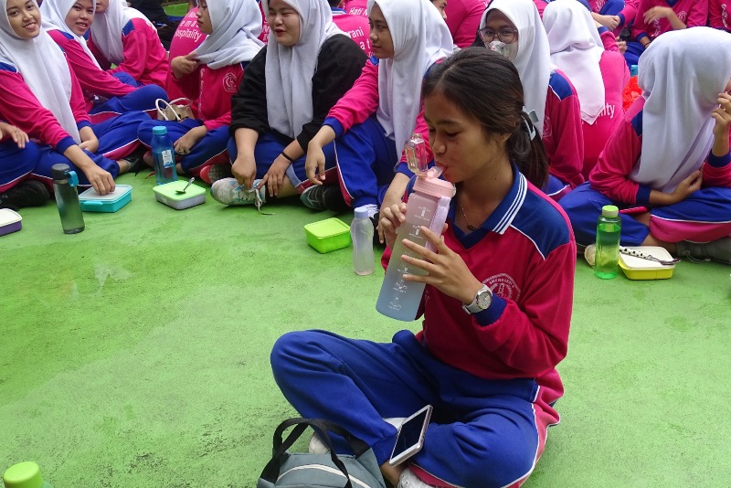 Kepala SMKN 5 Pontianak, Millu Hatriwati, S.Pd.,M.Pd edukasi siswa untuk peduli dan berbudaya lingkungan hidup di sekolah.