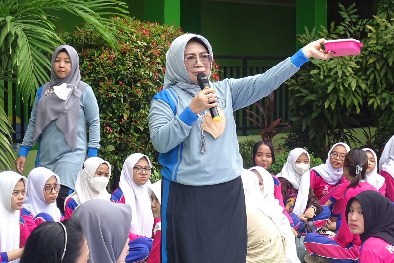 Kepala SMKN 5 Pontianak, Millu Hatriwati, S.Pd.,M.Pd edukasi siswa untuk peduli dan berbudaya lingkungan hidup di sekolah.