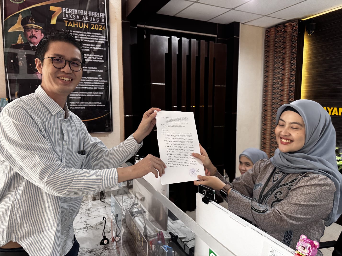 Kuasa hukum umat Buddha di yayasan Catur Arya Satyani, Raka Dwi Permana melaporkan dugaan perampasan aset beserta yayasan umat Budha di Kecamatan Pemangkat, Kabupaten Sambas.