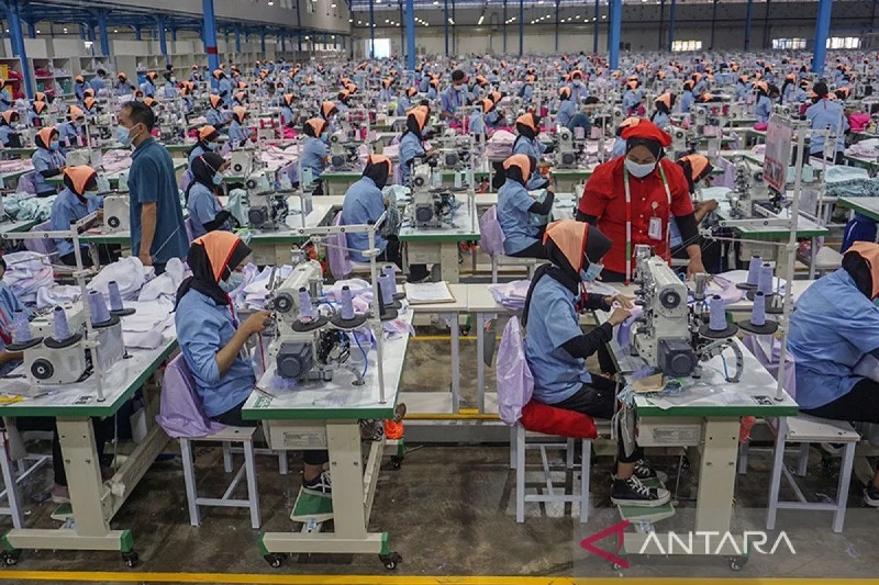 Suasana aktivitas pekerja memproduksi pakaian jadi di Kabupaten Batang, Jawa Tengah. Sektor tekstil dan produk tekstil (TPT) berpeluang  menambah ekspor sekitar USD 10 miliar.