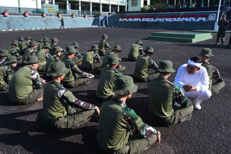 Gubernur Jabar Dedi Mulyadi berbincang dengan siswa di Dodik Bela Negara Rindam III Siliwangi, Bandung.