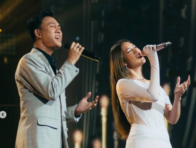 Raisa saat berduet dengan finalis Indonesian Idol XIII Fajar Nurdiansyah.