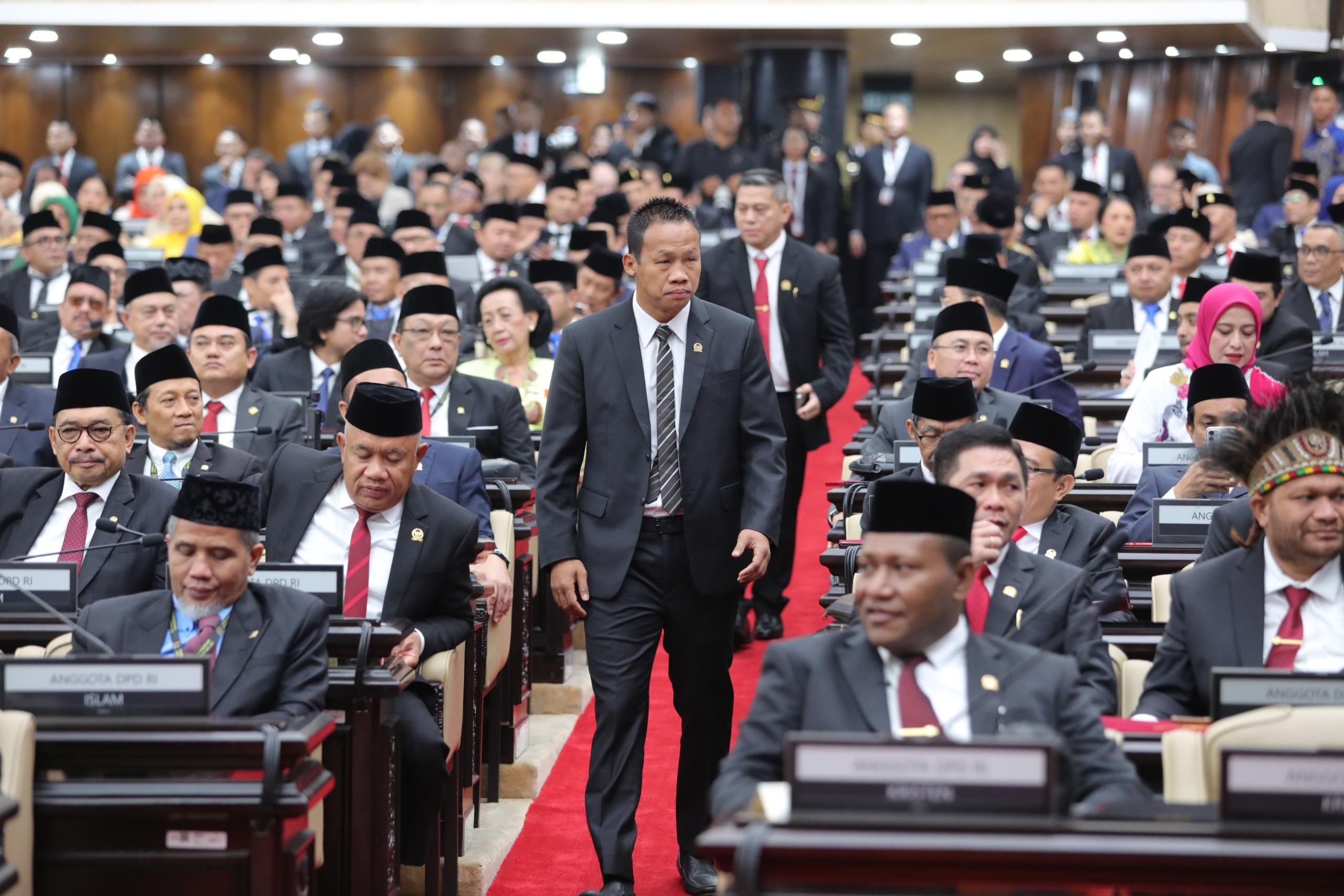 ATLET AKTIF: Atlet tinju profesional Indonesia yang masih aktif di dunia olahraga tinju yang juga menjabat sebagai anggota DPD RI, Daud Yordan Dapil Kalbar.