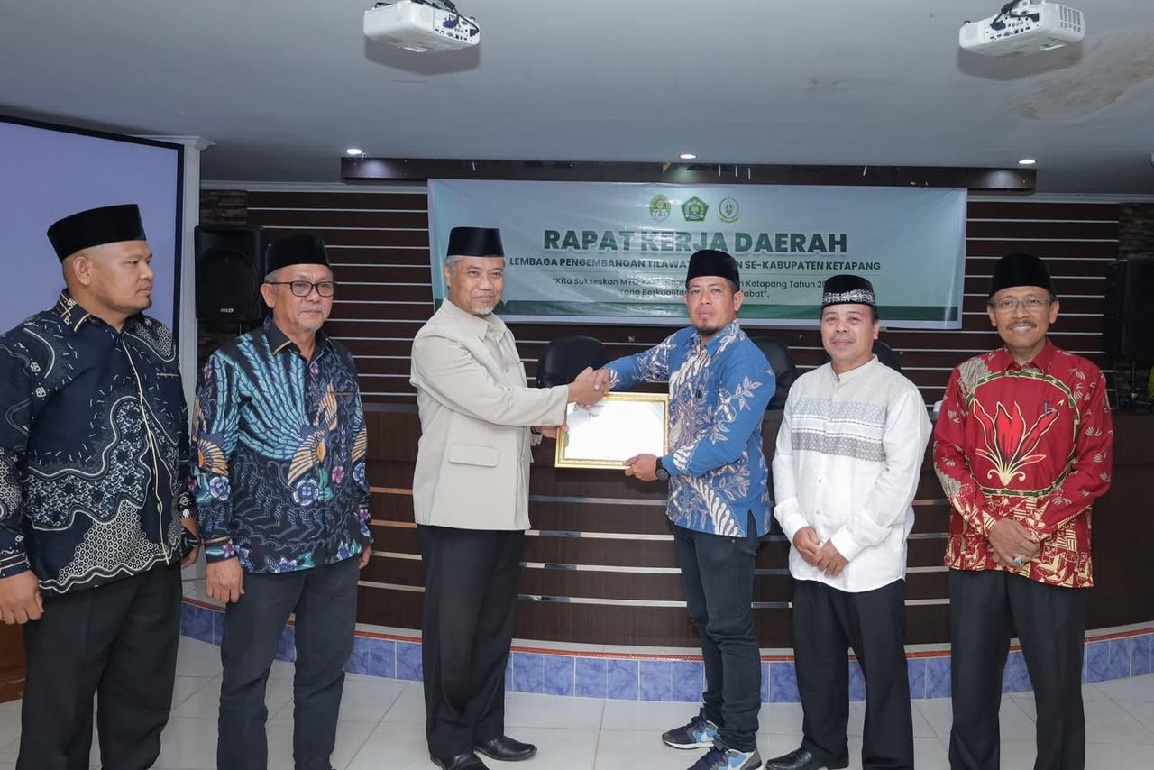 BUKA RAKERDA: Staf Ahli Bupati, Maryadi Asmu
