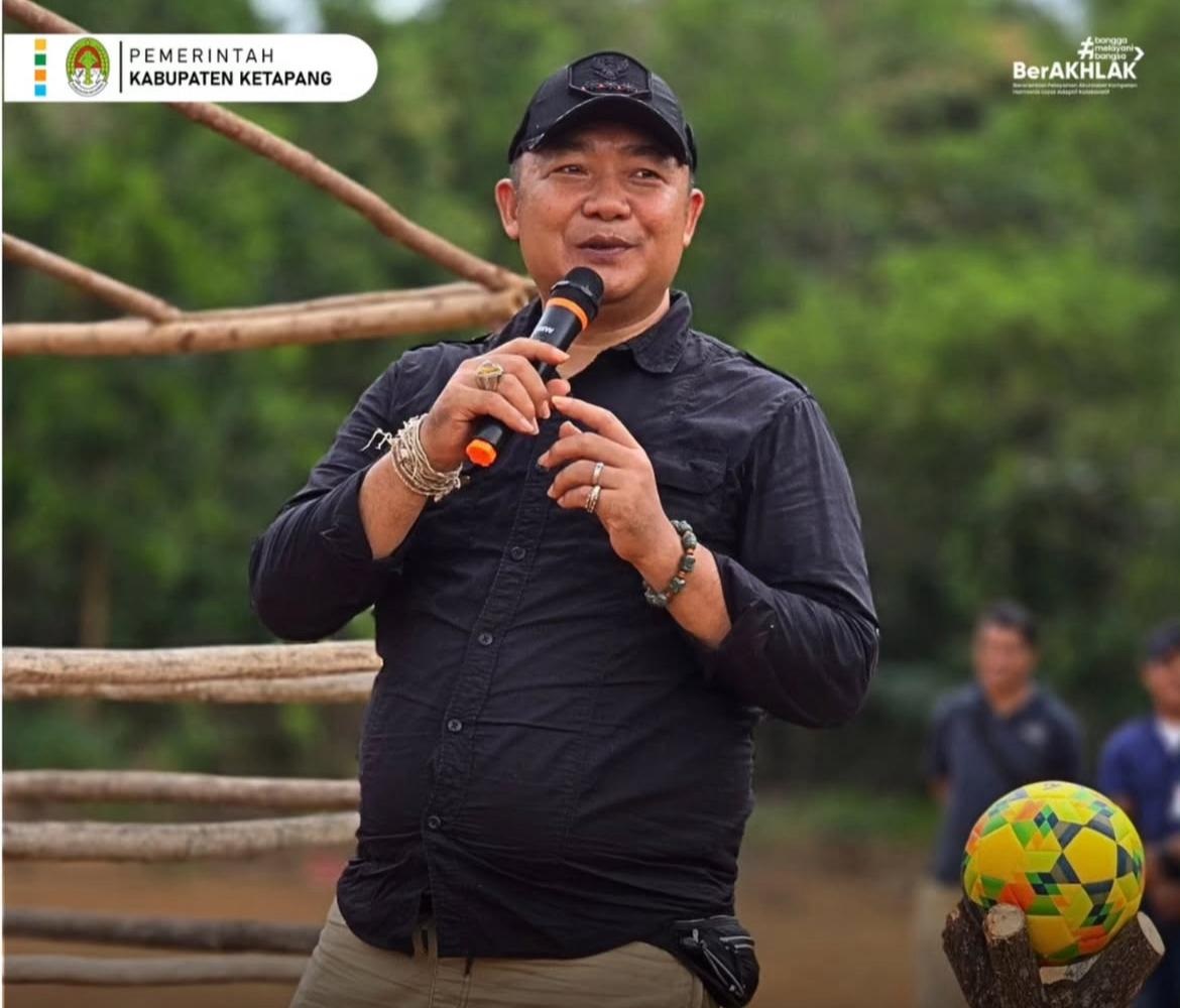 BUKA TURNAMEN: Bupati Ketapang, Alexander Wilyo, apresiasi Turnamen Futsal Outdoor Mungguk.