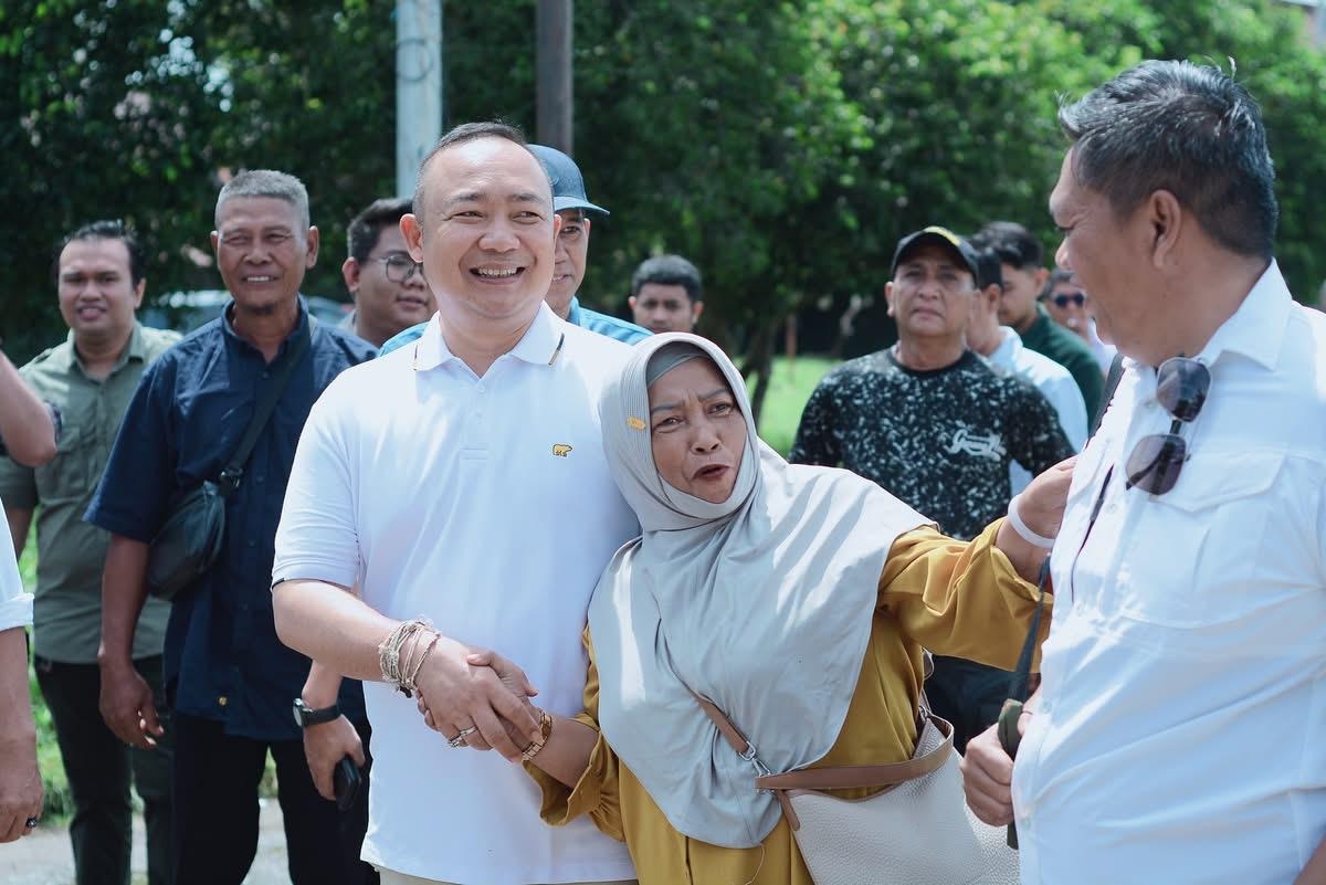 TINJAU: Bupati Ketapang, Alexander Wilyo, meninjau lokasi Pasar Baru dan Pasar Rangge Sentap, Senin (12/5).