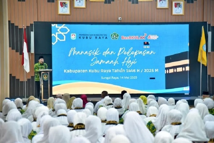 ARAHAN: Bupati Kubu Raya, Sujiwo, saat menyampaikan sambutan dan arahan pada pembukaan sekaligus pelepasan jemaah calon haji asal Kubu Raya.