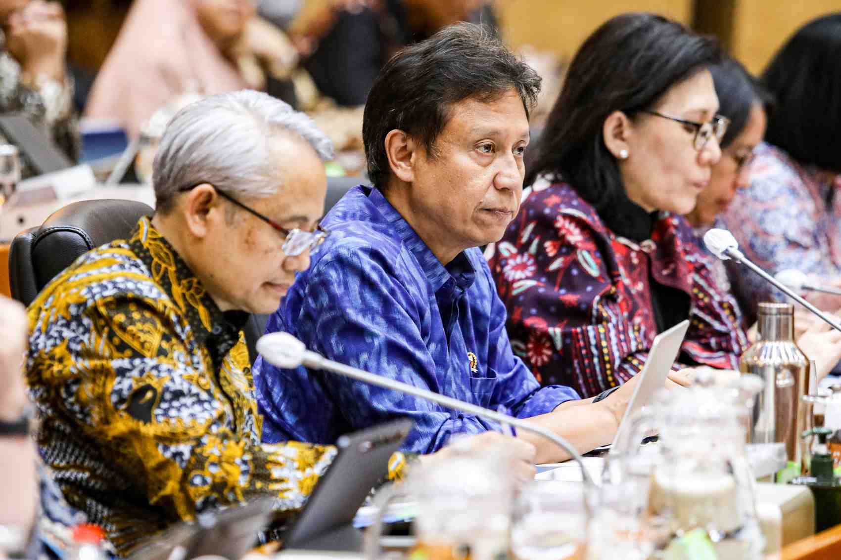 BERI PAPARAN: Menteri Kesehatan Budi Gunadi Sadikin (tengah) saat memaparkan mengenai program-program Kemenkes di hadapan Komisi  IX, kemarin.